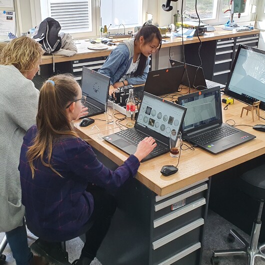 Mit einem Lasercutter und 3D-Drucker deine eigene individuelle Wanduhr anfertigen.