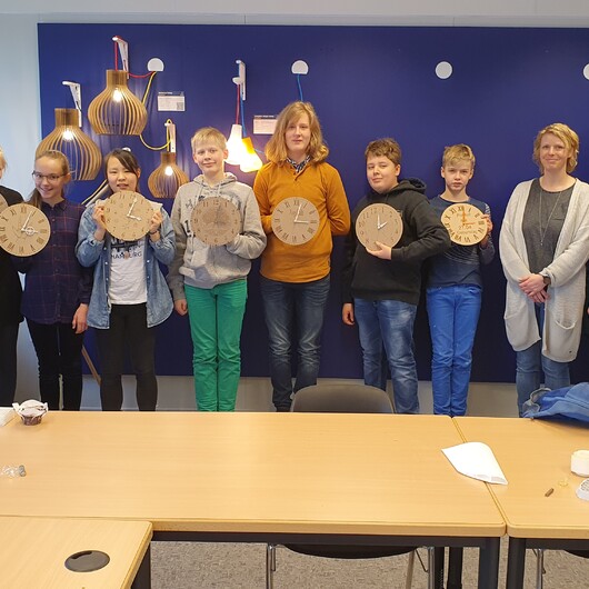 Mit einem Lasercutter und 3D-Drucker deine eigene individuelle Wanduhr anfertigen.